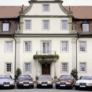 Motoren für alle Ansprüche – Schon zum Markstart 1985 überraschte Mercedes mit neuen Vier-, Fünf- und Sechszylindern, es folgten noch mehrere V8. Das Foto aus dem Jahr 1985 mit der Typenpalette der Mercedes-Benz Baureihe 124. Von links: 200 D, 250 D, 300 D, 200, 230 E, 260 E und 300 E.(Bild:  Mercedes-Benz)