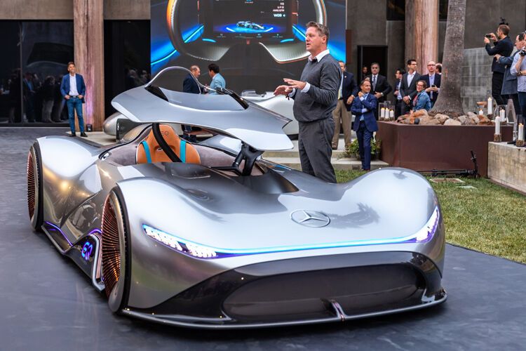 Zu den Auffälligkeiten gehört die nach vorn aufklappbare Fahrerkanzel. (Bild: Daimler)