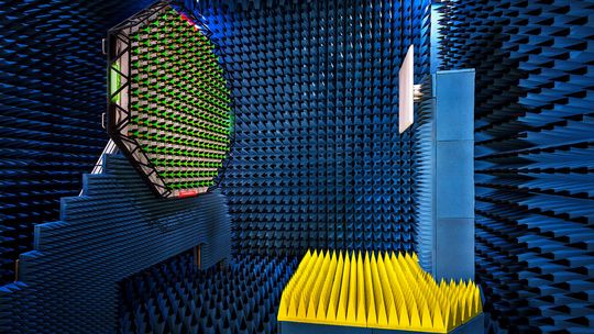 Mit dem patentierten Plane Wave Converter R&S PWC200 ist es möglich, Fernfeldeigenschaften auf kurze Distanz im Nahfeld einer Antenne präzise zu vermessen. Mit dem patentierten Plane Wave Converter R&S PWC200 ist es möglich, Fernfeldeigenschaften auf kurze Distanz im Nahfeld einer Antenne präzise zu vermessen.