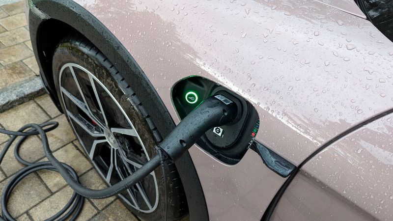 ... und links einen zusätzlichen für die AC-Ladung. Beide sind vorbildlich mit LED-Ladekontrollleuchte und Trennschalter ausgestattet. (Bild: Rosenow – VCG)