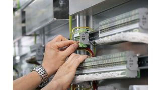 Rund 80 Prozent aller Leiter werden bei Jokiel in Direktstecktechnik angeschlossen – das spart Zeit bei der Verdrahtung.  (Olaf Meier)