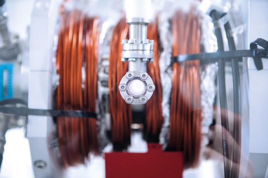 Abb.2: Elektronenstrahl-Ionenquelle(Bild:  Pfeiffer Vacuum)