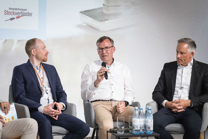 Anwenderkongress Steckverbinder 2023: Tag 1 mit Basisseminaren, Podiumsdiskussion und Posterslam. (Bild: Stefan Bausewein)