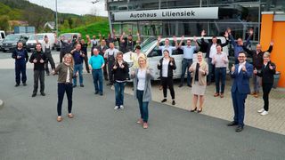 Große Freude beim Autohaus Liliensiek: Der erste Platz beim Gebrauchtwagen Award 2021 ist Ansporn für das gesamte Team. (Niclas Mehne)