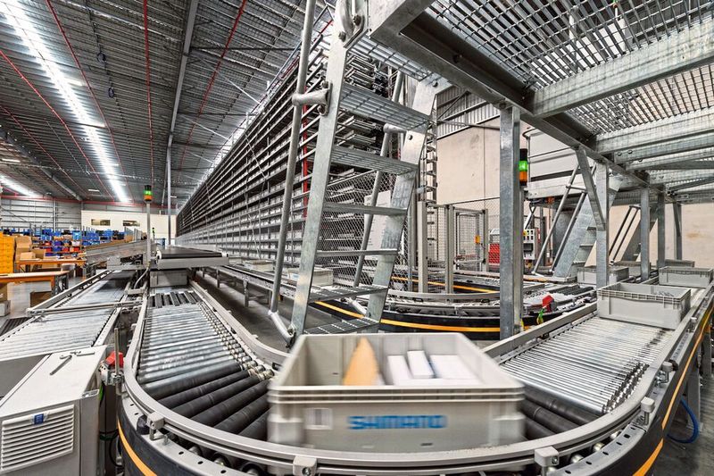 Dematic bietet eine völlig integrierte Stückgutfördertechnik, deren unterschiedliche Standardmodule sich zur jeweils individuellen Anlage konfigurieren lassen. (Bild: Dematic)