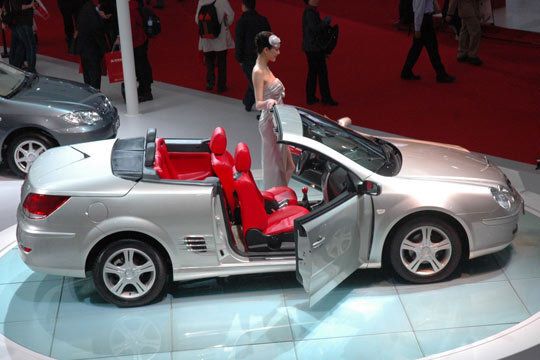 Wobei ... das Heck erinnert mehr an den Chrysler Sebring. Na ja, warum beim Plagiaten nicht auch kompilieren? (Archiv: Vogel Business Media)
