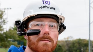 Die Remote-Support-Lösung wird am Kopf getragen. (Also)