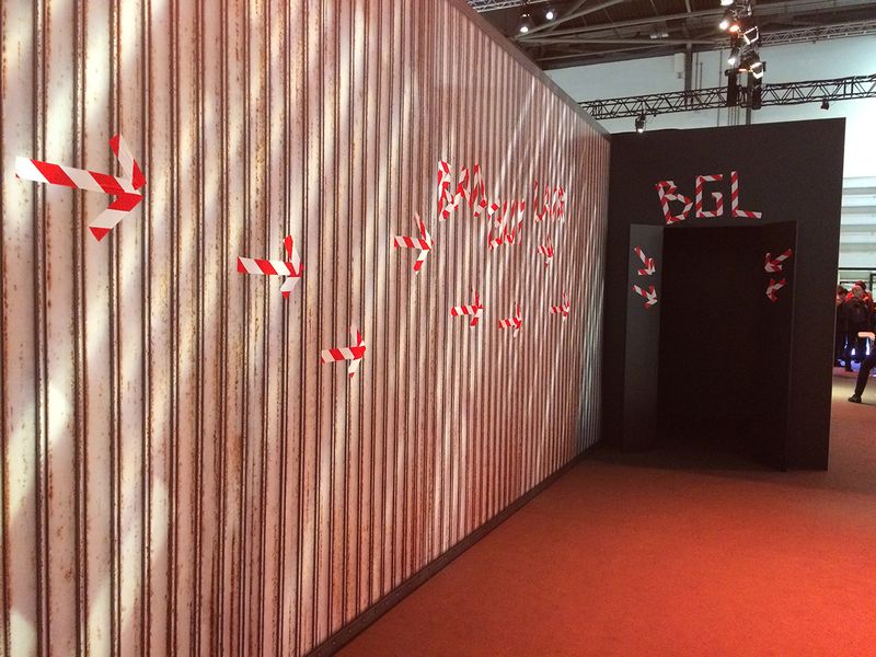 Ohne Security ist alle schöne Auswertung und Computertechnik nichts wert. So gehört dieser Themenkomplex zu den vier, an denen HPE das Geschäft in den kommenden Jahren ausrichten wird. Auf der HPE Discover konnten Besucher auch ein wenig in die Welt von Hackern und anderen Cyber-Kriminellen sowie ein wenig ins Dark Web eintauchen. Hier der Eingang zum 