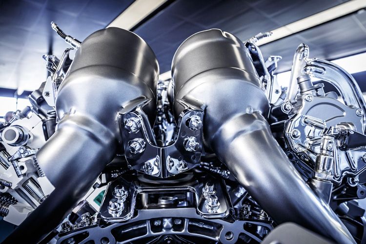 Das Aggregat überträgt seine unbändige Kraft von 462 PS (GT) bzw. 510 PS (GT S) über ein Siebengang-Doppelkupplungsgetriebe auf die Hinterachse.  (Foto: Daimler)