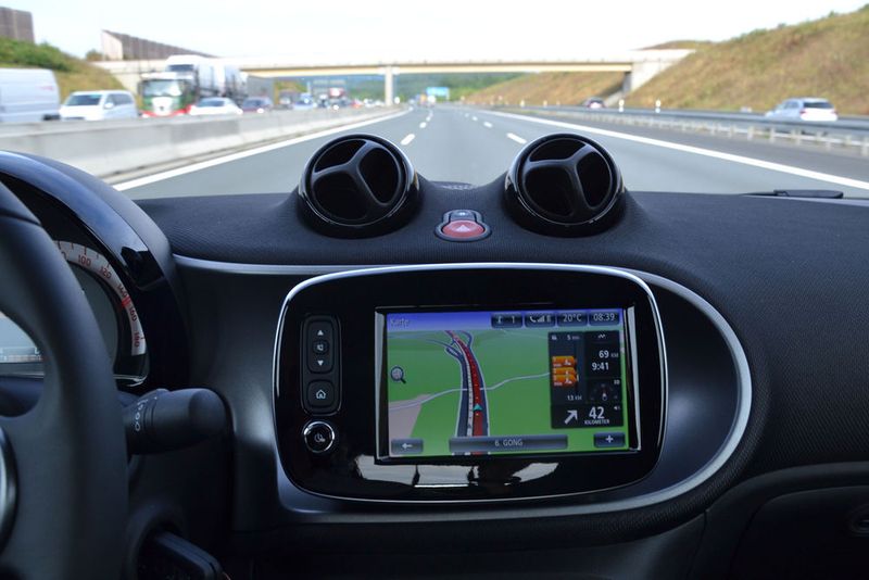 Der Blick auf die Gegenspur verdeutlicht, was der Fahrer meint. Erfreulicherweise ist die eigene Seite frei, somit kommt der Smart rasch auf Touren. (Michel / »kfz-betrieb«)