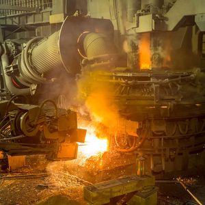 Swiss Steel produziert seine Stahlprodukte im Elektrolichtbogenofen und setzt dafür sortenreinen Stahlschrott ein. Im Vergleich zur Verhüttung von Eisenerz fallen dabei deutlich weniger CO2-Emissionen je Tonne Rohstahl an.
