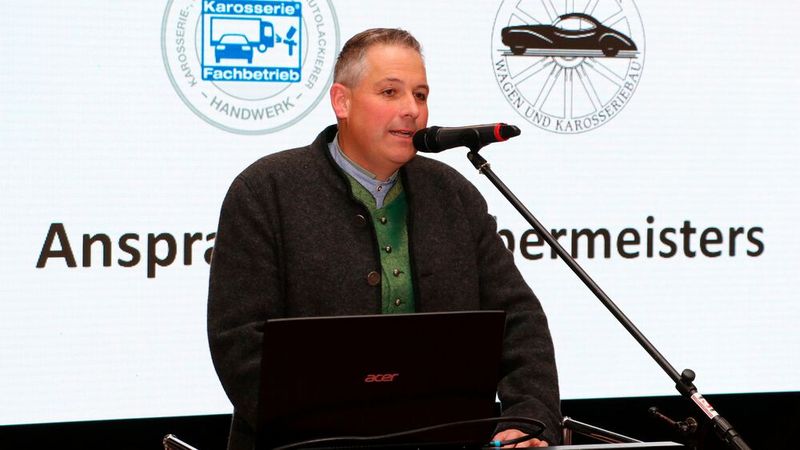 Erste freundliche Worte richtete der neue Obermeister der erweiterten Innung Südbayern Christoph Leberle an seine Kollegen und die Ehrengäste. (Bild: Klasing)