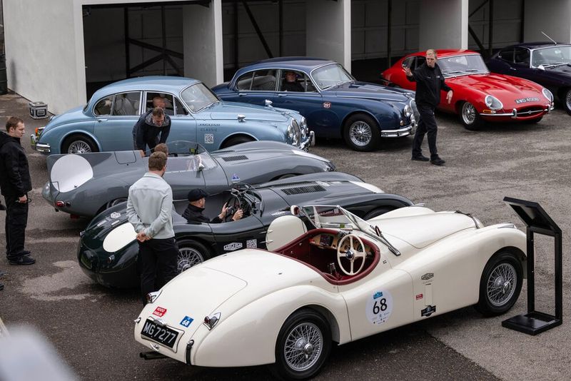 Mit seiner roten Farbe konnte sich der E-Type auffällig von den anderen Fahrzeugen und dem meist grauen Himmel abheben. (Bild: Jaguar)