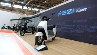 Keeway kommt aus China und gehört zur Qianjiang-Gruppe, die auch die italienische Marke Benelli besitzt. Das Unternehmen präsentierte auf der Intermot eine neue Baureihe von Elektrorollern.  (Bild: Rosenow – »kfz-betrieb«)