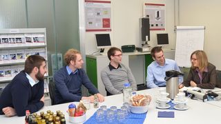 SIPLACE-Pressechefin Susanne Oswald (rechts) unterhielt sich mit den Studierenden über ihre Erfahrungen im Lauf des Projekts. (ASM Assembly Systems) (Archiv: Vogel Business Media)