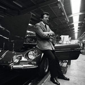 Die A110 mit Gründer Jean Rédélé.(Bild:  Renault Alpine)