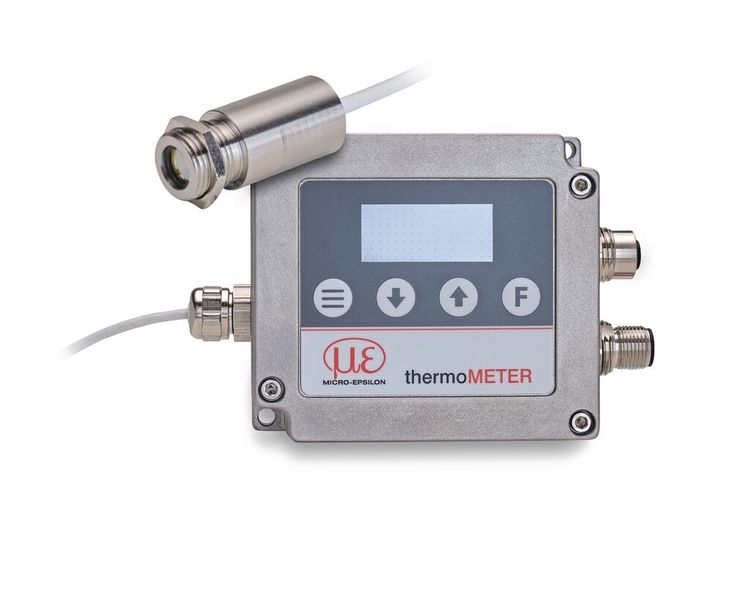 Das Thermometer UC (Universal Controller) trennt Sensor und Controller voneinander – verbunden durch ein Kabel von 1 bis 15 m Länge – ideal für hohe Umgebungstemperaturen, ohne dabei die Controllereinheit zu gefährden.  (Bild: Micro-Epsilon)