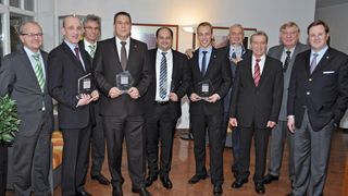 Stolz hält MBH-Geschäftsführer Björn Hassink (5. von rechts) im Kreis der ausgezeichneten Firmen den Krone-Award in den Händen. Bild: MBH (Bild: MBH)