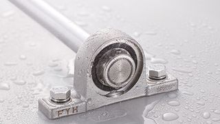 Extreme Hygieneanforderungen, aggressive Reinigungsmittel und Hochdruckstrahlen – genau für diese Bedingungen hat Findling Wälzlager die neue High Protection Serie von FYH ins Programm aufgenommen. Die Edelstahl-Lagereinheiten mit IP69K-Schutzklasse halten selbst härtesten Washdown-Prozessen stand. (Bild: FYH)