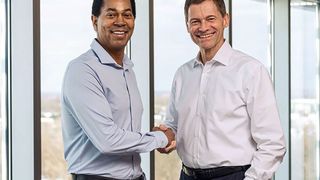 Kim Fausing, Präsident und CEO von Danfoss (rechts) und Craig Arnold, Vorstandsvorsitzender und CEO von Eaton (links) (Danfoss)