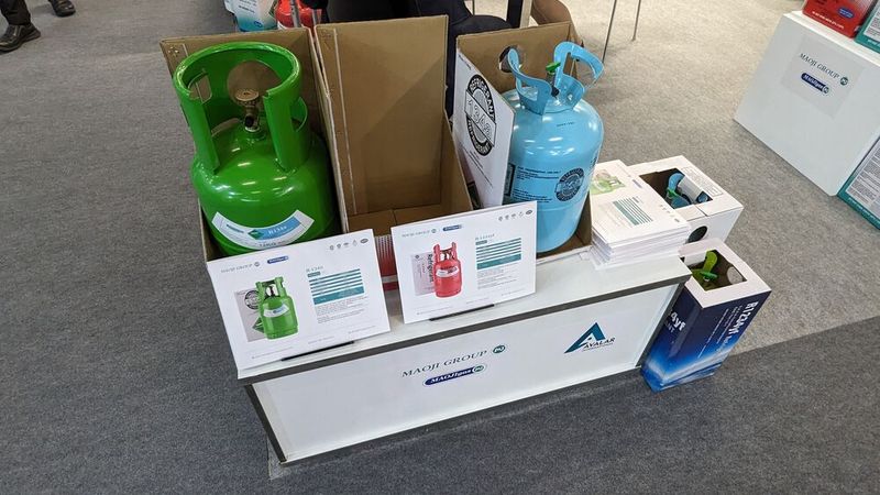 Obwohl in der EU bereits seit 2007 verboten bot dieser Austeller aus China seine „Qualitätskältemittel“ offen in Einwegbehältern feil. (Bild: Dominsky – VCG)