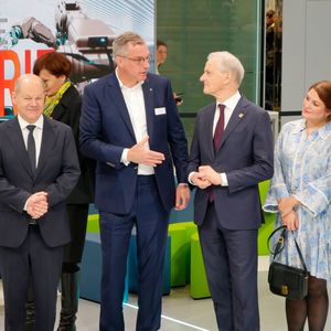 Auch Gunnar Groebler, Vorstandsvorsitzender Salzgitter AG, betonte die Vorteile grüner Energie. Mithilfe von Wasserstoff könnte die Stahlproduktion massiv CO2 einsparen, erklärte der Vorstand den beiden Regierungschefs sowie Cecilie Myrseth (rechts), der Wirtschaftsministerin von Norwegen. (Bild:  Sandro Kipar/VCG)