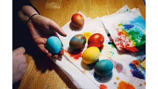 Auch wenn Eier nur selten mit potenziell krankmachenden Bakterien verunreinigt sind, sollten insbesondere beim Umgang mit rohen Eiern bestimmte Hygienemaßnahmen befolgt werden (Symbolbild). (Bild: frei lizenziert, Alexander Grey)