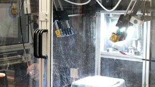 Prof. Dr. Andreas Greiner und Prof. Dr. Seema Agarwal (v.l.) an einer Anlage zum Elektrospinnen. Im Gegenlicht sind die dünnen Fasern zu erkennen, aus denen die Vliesstoffe gebildet werden. (Christian Wißler)