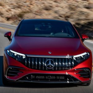Bereits das AMG-spezifische Frontdesign des EQS verspricht dynamische Fahrfreuden.(Bild:  Mercedes-Benz)