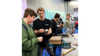 Auf dem Stand des Landesverband des Bayerischen Karosserie- und Fahrzeugbauer-Handwerks: Lehrlinge leiten die jungen Schüler an, einen Elefanten aus einem Blechteil zu klopfen und zu biegen oder einen kleinen Kotflügel aus Aluminium herzustellen. (Klasing)