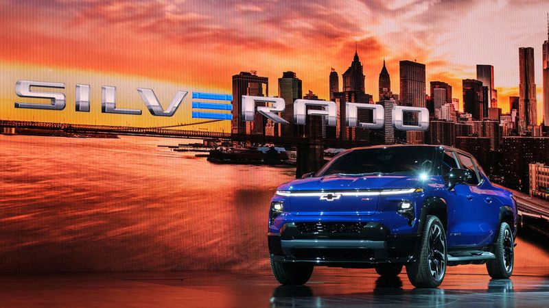 Der elektrische Chevrolet Silverado kommt mit seinen fast 700 PS auf Sprintwerte wie ein Sportwagen. (Bild: General Motors)