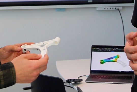 Entlastung für Konstrukteure! An der Universität Augsburg ist es einem Forscherteam per KI und üblichen Methoden gelungen, in lediglich Sekunden herauszufinden, wie ein Bauteil für das Spritzgießen am besten auszulegen ist – einschließlich Werkzeugkonstruktion.(Bild:  Universität Augsburg)