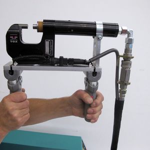 Das einfache Zangen-Handling setzt Tox-Rund-Punkte mit einem Durchmesser von 8 mm und verbindet somit Blechsegmente mit jeweils 2,5 mm Dicke.