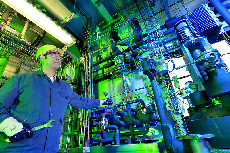 Leverkusen:In einer neuen Pilotanlage wird CO2 mit Hilfe eines Katalysators zur Herstellung eines chemischen Vorprodukts verwendet. (Bild: Bayer Material Science)