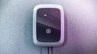 Der ID-Charger Connect von Volkswagen ist eine der Wallboxen, die mit bis zu 900 Euro vom Staat bezuschusst werden. (Bild: Volkswagen)