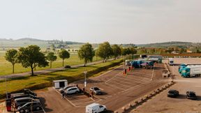 Acht Schnellladepunkte sind so angeordnet, dass Lkw zum Laden nicht rückwärts rangieren oder den Auflieger absatteln müssen – eine große Erleichterung für Trucker. (Bild: 138 Media)