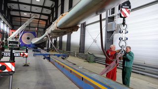 In der fast 30 Meter hohen Testhalle des Fraunhofer IWES sollen Rotorblätter von bis zu 90 Metern Länge Belastungsprüfungen unterzogen werden.  (Bild: Fraunhofer IWES)