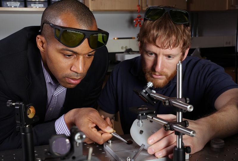 Professor Baratunde Cola (l.) und sein Doktorand Tom Bougher bei einem Test mit den neuen Material. (GeorgiaTech)