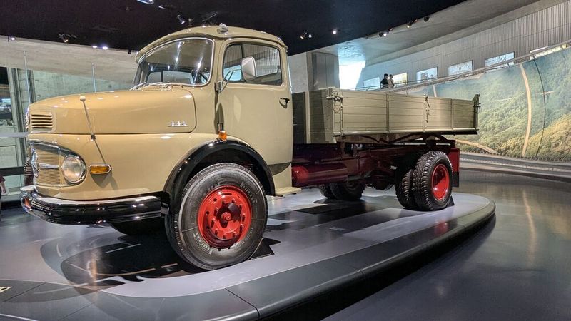 Die Lkw-Baureihe Schwerer Kurzhauber baute Daimler-Benz von 1958 bis 1982. Als schwere Varianten kamen zuerst die Modelle L 337 und L 338 auf den Markt (im Bild). Der L 337 wurde 1959 mit dem 172-PS-Motor OM 326.IV eingeführt. Die Höchstgeschwindigkeit betrug 83 km/h, das zulässige Gesamtgewicht bis zu 12 Tonnen. Zu dieser Zeit war er einer der modernsten deutschen Lastwagen. Ein Jahr später, 1960, wurde der L 337 durch den L 338 ersetzt (zulässiges Gesamtgewicht 14 Tonnen, erhöhte Motorleistung), da das zulässige Gesamtgewicht nicht mehr den Gesetzesbestimmungen entsprach.  (Bild: Dominsky – VCG)