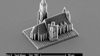 Die Nachbildung des Wiener Stephansdoms ist geometrisch etwas vereinfacht, aber unvorstellbar klein: Nur etwas über 50 µm misst das Modell.  (Bild: TU Wien)