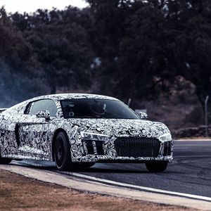 Zum Marktstart gibt es zwei Varianten des bekannten 5,2-Liter-V10; die Maschine leistet dabei 540 beziehungsweise 610 PS.(Foto:  Audi)