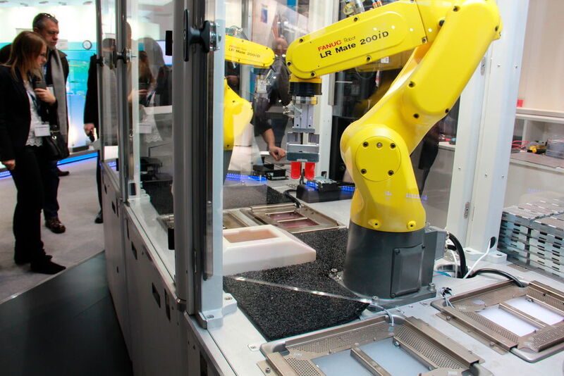In der Demo-Anlage von 3D-Systems holen Roboter die fertig gedruckten Elemente zur Weiterbearbeitung aus den unten liegenden Druckern. (Simone Käfer)