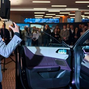 Bei der Farbgebung und der Materialwahl hatte das europäische Designteam mitgewirkt. Der neue Farbton Nightfall Violet wechselt je nach Lichteinfall zwischen einem schimmernden Purpur und fast schwarzen Schatten. Er soll das Sternenlicht in der Dämmerung nachahmen. (Bild:  SilkeSteinrathsPhotography)