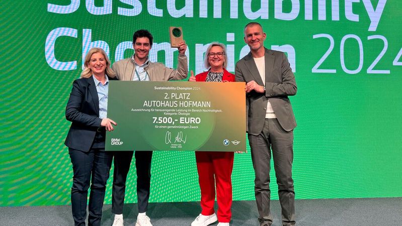 Susanna Eiber (li.), Leitung Marketing BMW Deutschland, und Christian Ach (re.), Leitung BMW Markt Deutschland, überreichten das Preisgeld für den Sustainability Champion 2024 an die Geschäftsführung des Autohauses Hofmann, Florian Hofmann und Kerstin Bacher.(Bild:  Hofmann Automobile)