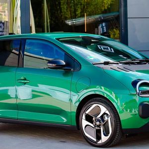 Die Eröffnung stand im Zeichen der Einführung des neuen Renault Twingo E-Tech.(Bild:  Autowelt Hartmann)