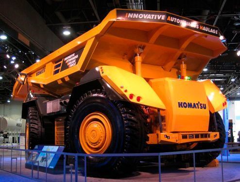 Der Schwermaschinenhersteller Komatsu hat eine Fülle von Innovationen rund um das Thema IIoT auf den Weg gebracht. Seit 2011 setzt das Unternehmen in seinen japanischen Produktionsstätten auf Vernetzung. Komatsu hat alle Roboter mit dem Internet verbunden, sodass die Verantwortlichen in Echtzeit die internationalen Aktivitäten im Auge behalten können. Das Unternehmen ist außerdem Innovationsmotor im Bergbau. Seine riesigen selbstfahrenden Muldenkipper sind in 