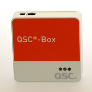 Ganz ohne Hardware funktioniert auch das Netzwerkmonitoring per Cloud nicht. Als Messsonden liefert QSC stromsparende und leicht zu installierende Boxen.