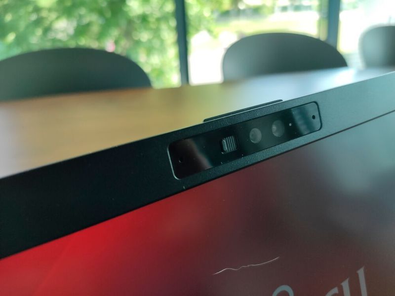 Die Webcam kann durch einen Schieber verdeckt werden. Daneben ist der zusätzliche Infrarotsensor für die Windows-Hello-Anmeldung zu sehen. (Vogel IT-Medien)