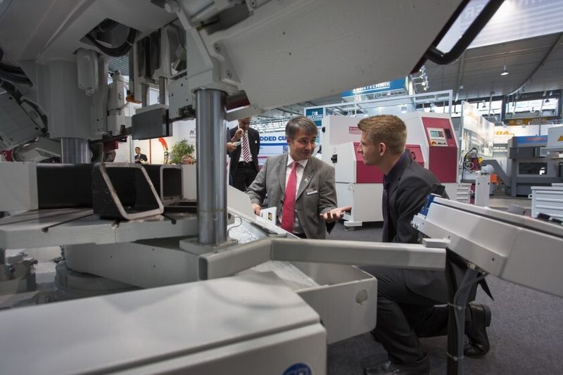 Behringer: Beratungsgespräch an der Doppelgehrungsbandsägemaschine. (Bild: Messe Stuttgart)