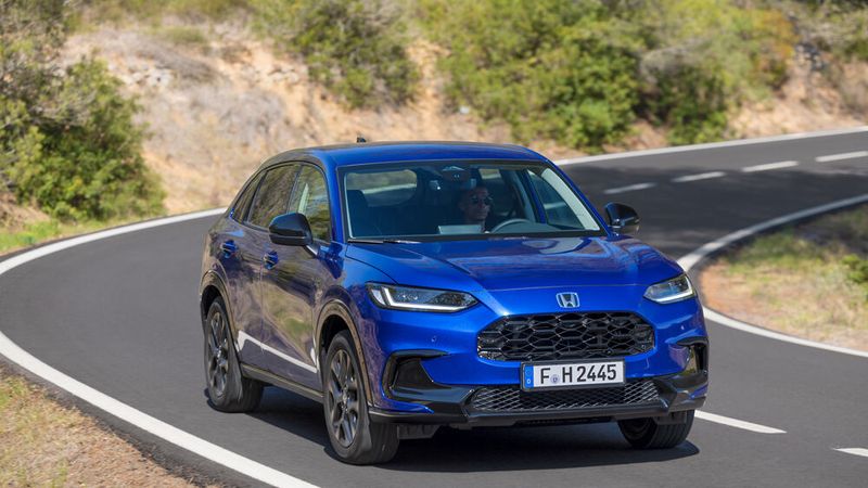 Das Bug neigt sich deutlich nach vorne und ist wie üblich der wuchtigste Teil des Blechkleides. (Bild: Honda)